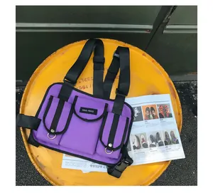 Lila taktische funktionelle Brusttasche mit mehreren Taschen auf einer orangefarbenen Tonne