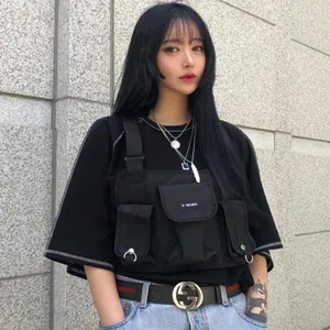 Schwarze taktische Brusttasche im Techwear-Stil, getragen von einem Model im Freien