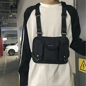 Schwarze taktische Techwear-Brusttasche für Damen und Herren im Streetwear-Utility-Stil