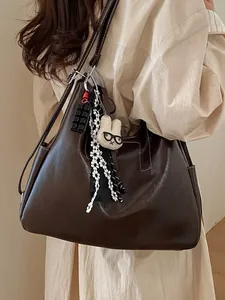 Grande borsa tote in pelle marrone da donna con ciondoli carini per il pendolarismo
