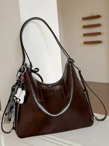 Grande borsa hobo in pelle marrone scuro con portachiavi a coniglio per il pendolarismo