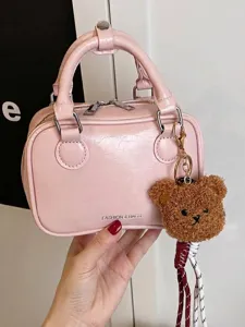 Mode Damen PU Leder Kleine Quadratische Tasche Umhängetasche Schultertasche Mit Teddybär Anhänger Textdruck Stilvoll Vielseitig