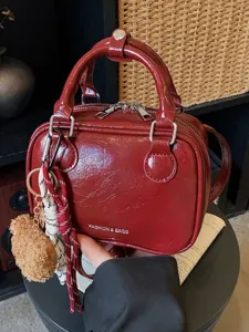 Modische rote kleine quadratische Handtasche aus Lackleder mit süßem Bärenanhänger