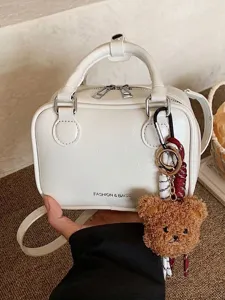 Minimalistische weiße Mini-Quadrat-Handtasche mit süßem Plüschbär-Anhänger und Gurt