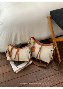 Elegantes bolsos de lona y cuero en dos tamaños para un estilo retro chic