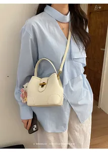 Elegante borsa a mano bianca in pelle indossata da una modella con stile