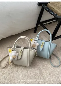 Elegantes bolsos bombonera retro en color beige y azul con bonitos osos de peluche.
