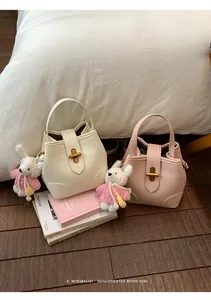 Eleganti borse strutturate in crema e rosa con design rétro minimalista e chiusura dorata