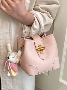 Elegante borsa a mano in pelle rosa con ciondolo a coniglio, ideale per la primavera