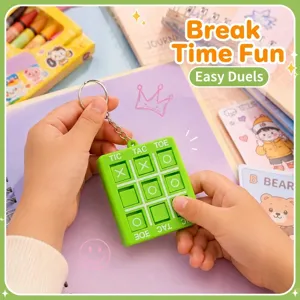 Nahaufnahme eines grünen Tic-Tac-Toe Schlüsselanhänger-Spiels für Kinder