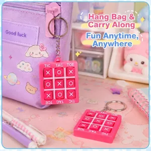 Nahaufnahme von einem rosa Tic-Tac-Toe-Spiel Schlüsselanhänger an einer Tasche