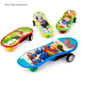 Juego de cuatro mini monopatines de dedos de colores para niños