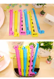 Bunte 15 cm große Lineale aus Kunststoff in Giraffenform in Pink, Gelb und Blau.