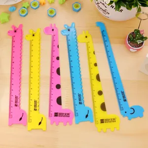Detailansicht bunter 15 cm Kunststofflineale in süßen Giraffen- und Elefantenformen.