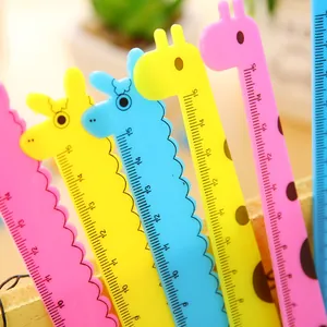 Nahaufnahme von bunten 15 cm Kunststofflinealen in süßen Giraffen-Formen.