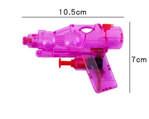 Kleine transparante roze waterpistool met afmetingen 10,5 cm bij 7 cm