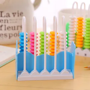 Primer plano de un ábaco de plástico de 5 columnas de colores para el aprendizaje infantil