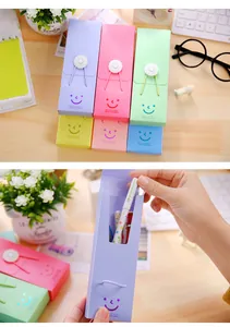 Nahaufnahme eines lila Federmäppchens mit Gummiband und Stiften auf dem Schreibtisch