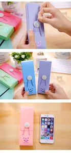 Bunter Stiftekasten mit Gummibandverschluss und Smiley-Design in der Detailansicht.