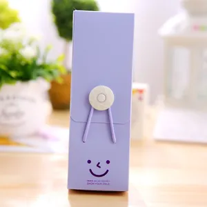 Nahaufnahme eines lila Federpüppchens mit Smiley und einem elastischem Verschluss