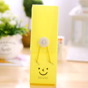 Detailansicht eines leuchtend gelben kreativen Federmäppchens mit süßem Smiley-Design