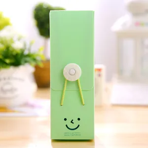 Detailansicht eines hellgrünen Federmäppchens mit Gummiband und Smiley-Gesicht.