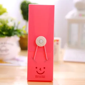 Detailansicht eines pinkfarbenen Federmäppchens mit Smiley-Gesicht und Kordelverschluss