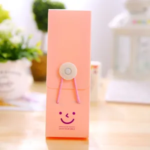 Detailansicht eines rosa Federmäppchens mit Smiley-Gesicht und Gummibandverschluss