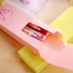 Kreatives rosa Federmäppchen Set mit verschiedenen niedlichen gemusterten Schreibwarenstiften