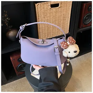 Detailweergave van de paarse zadeltas met schattige berenhanger in een lifestyle setting.