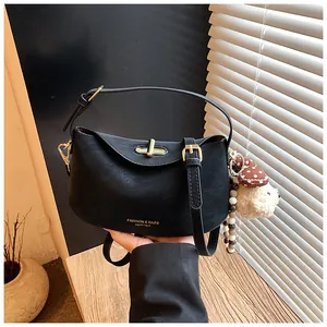 Stijlvolle zwarte kunstleren hobo-tas voor dames met een schattig paddenstoel-detail