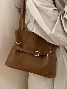Bolso de hombro minimalista en cuero sintético marrón con elegante hebilla de plata