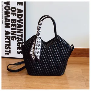 Détail du sac à main matelassé noir élégant avec écharpe décorative pied-de-poule