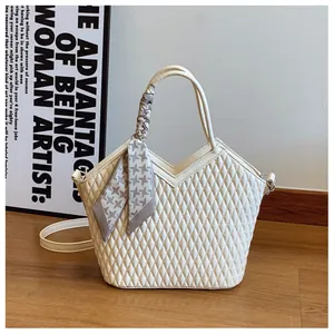 Vue détaillée d'un sac à main matelassé crème avec foulard décoratif pied-de-poule