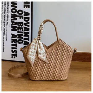 Vue détaillée du sac à main matelassé camel avec foulard décoratif à la poignée et bandoulière