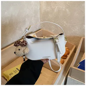 Stijlvolle elegante witte zadelschoudertas met een schattige pluche teddybeertashanger