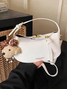 Elegante witte hobo-zadelhandtas voor dames met een schattige teddybeer-accessoire