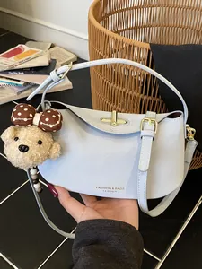 Elegante lichtblauwe zadeltas voor dames met een schattige teddybeer hanger