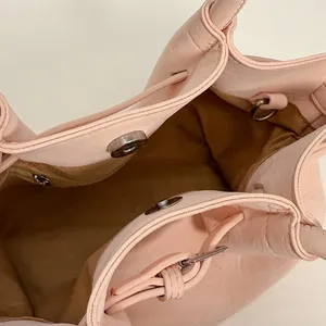 Vista interna dettagliata della borsa tote in pelle rosa con fodera e accessori.