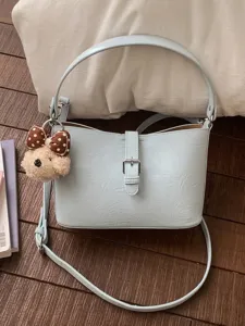 Elegante borsa a secchiello blu chiaro con ciondolo a forma di orsetto per ufficio