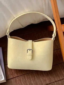 Elegante borsa sottobraccio color crema con finitura testurizzata e fibbia decorativa donna