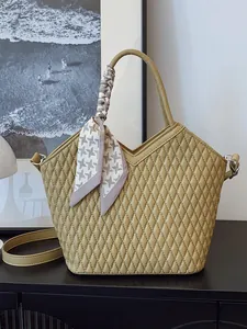 Sac à main matelassé kaki avec poignée décorée d'un foulard motif losange