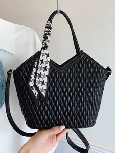 Sac à main matelassé noir avec ouverture en V et élégant foulard à motif pied-de-poule.