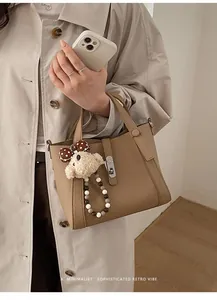 Khaki retro lederen emmertas voor dames met schattige beer bedel en chic design