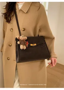 Sac bandoulière élégant en cuir marron foncé avec breloque ours et fermoir doré