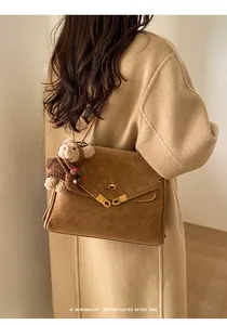 Sac à bandoulière marron rétro sophistiqué avec un charmant accessoire ours en peluche