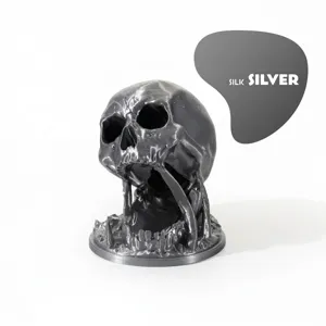 Detail des 3D-gedruckten Totenkopf-Würfelturms in Seidensilber mit Metallic-Textur
