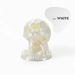 Detaillierte Nahaufnahme des 3D-gedruckten Totenkopf-Würfelturms in Perlweiß-Seide.