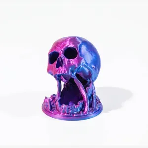 Detailansicht des laser-violetten, irisierenden 3D-gedruckten Totenkopf-Würfelturms.