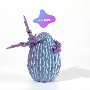 Primer plano detallado de un huevo de dragón impreso en 3D con acabado degradado azul y violeta
